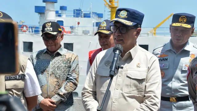 Menteri Perhubungan Budi Karya Sumadi bersama Menteri Koordinator Bidang Pembangunan Manusia dan Kebudayaan (Menko PMK) Muhadjir Effendy meninjau Pelabuhan Merak, Banten.