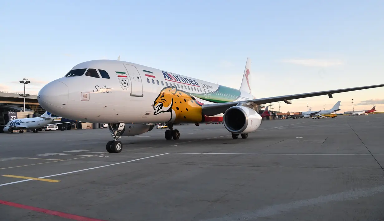 Pesawat yang membawa timnas Iran mendarat di bandara internasional Vnukovo, Moskow, Selasa (5/6). Selain menjadi tim pertama yang datang ke Rusia, timnas Iran juga menjadi wakil Asia yang paling awal mendapat tiket Piala Dunia 2018. (AFP/Yuri KADOBNOV)