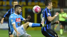 Pemain Inter Milan, Stevan Jovetic (kanan), berebut bola dengan pemain Napoli, Elseid Hysaj, pada lanjutan Serie A Italia di Stadion Giuseppe Meazza, Milan, Minggu (17/4/2016) dini hari WIB. (AFP/Olivier Morin)