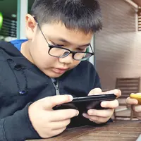 Anak kecanduan gadget/copyright: shutterstock