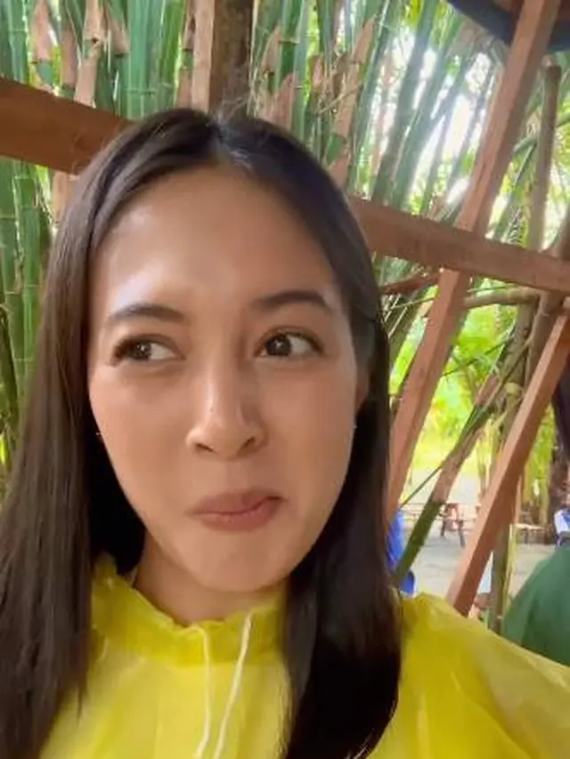 7 Momen Aurelie Moeremans Coba Makan Ulat Sagu di Papua Ini Ekspresinya Kocak