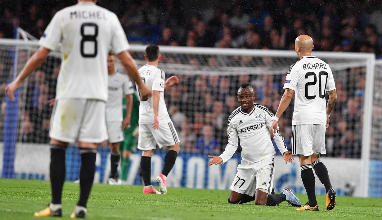 Para pemain Qarabag tampak kecewa setelah dibobol Chelsea pada laga Liga Champions di Stadion Stamford Bridge, London, Selasa (12/9/2017). Chelsea menang 6-0 atas Qarabag. (AFP/Ben Stansall)
