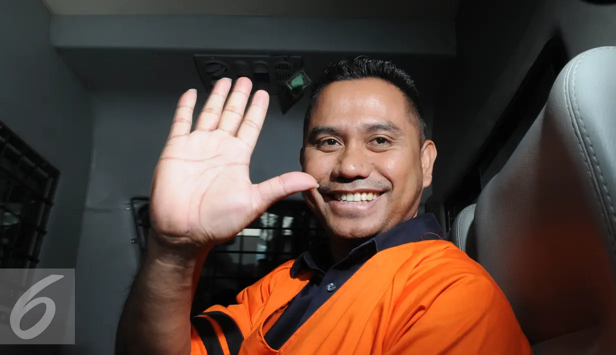 Pengacara Saipul Jamil Kasman Sangaji usai menjalani pemeriksaan KPK Jakarta,Rabu (29/6). Kasman diduga menyuap panitera pengganti PN Jakarta Utara untuk mengurangi hukuman Saipul Jamil. (Liputan6.com/Helmi Afandi)