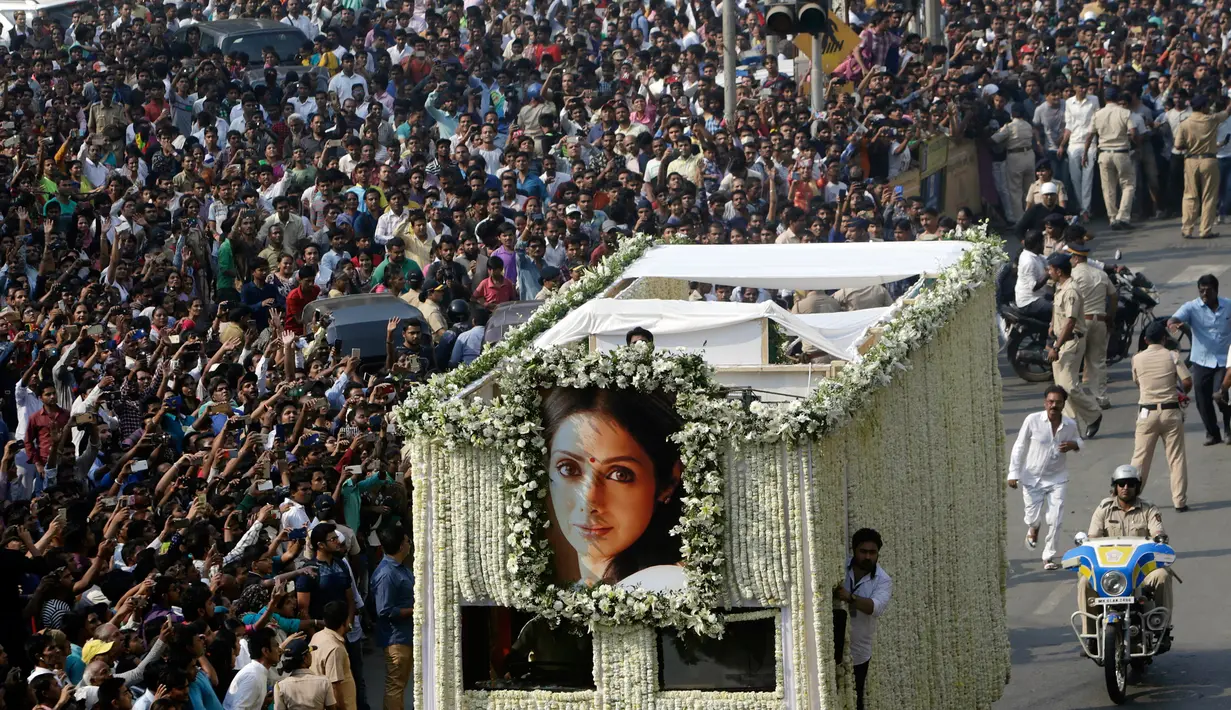 Suasana ketika ribuan pelayat mengantar jenazah aktris Bollywood Sridevi Kapoor krematorium di Vile Perle, Mumbai, India, Rabu (28/2). (AP Photo/Rajanish Kakade)
