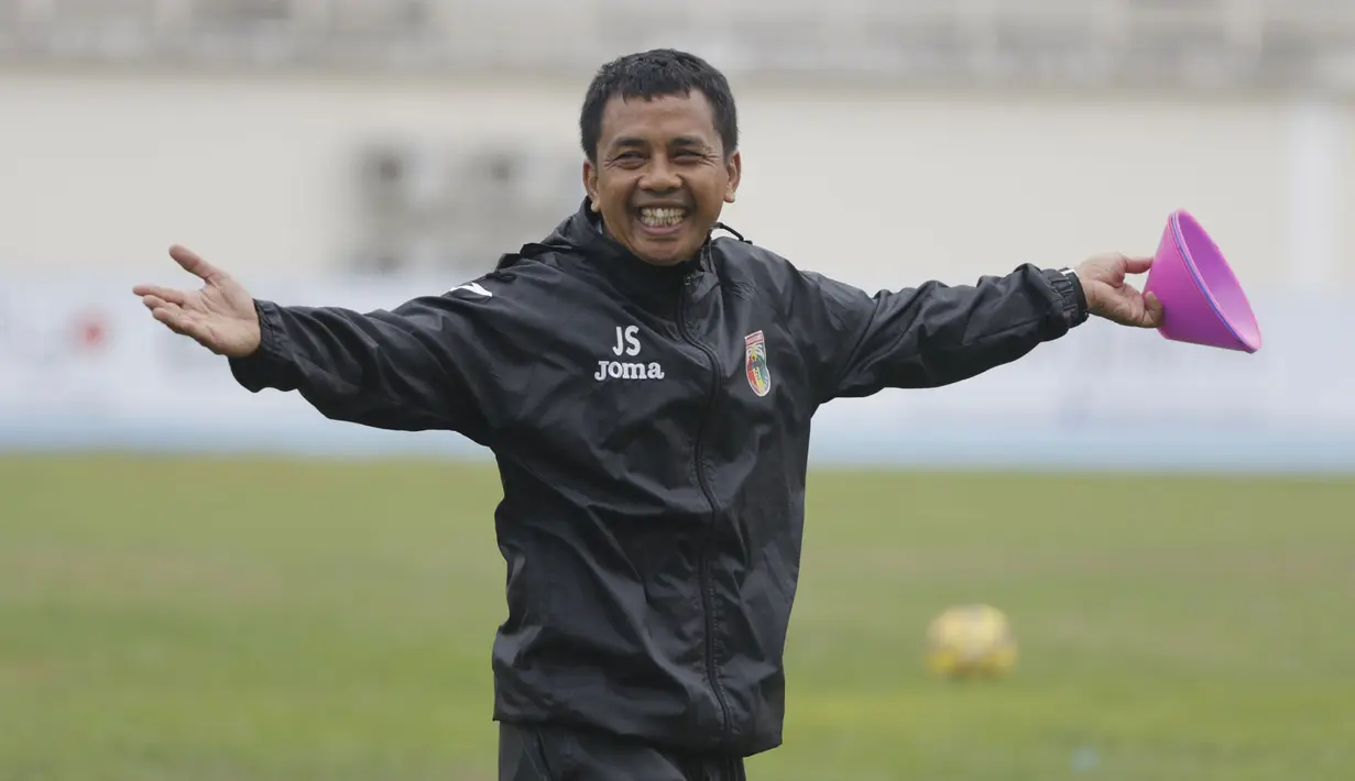 Pelatih Mitra Kukar, Jafri Sastra tertawa usai memimpin latihan jelang laga semi final Piala Presiden 2015 melawan Persib di Stadion Aji Imbut, Tenggarong, Kaltim, Sabtu (3/10/2015). (Bola.com/Vitalis Yogi Trisna)