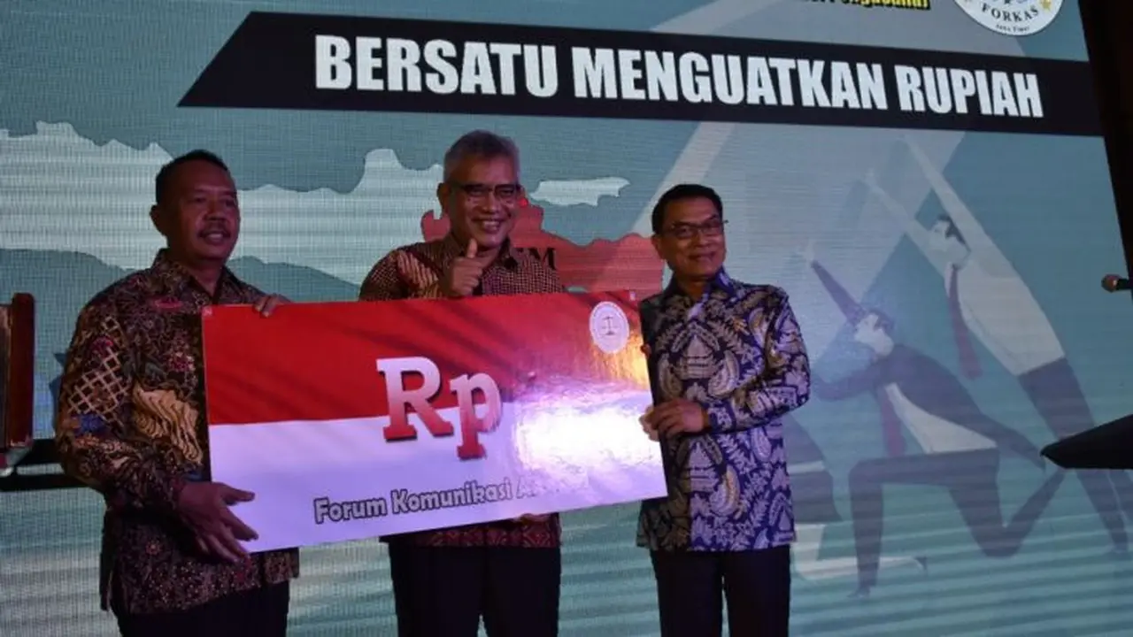 Penukaran dolar ke rupiah secara simbolis di Hotel Majapahit  Surabaya (20/9/2018). (Dok KSP)