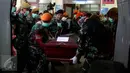 Petugas menggotong peti jenazah korban Hercules C-130 yang telah teridentifikasi untuk dipulangkan ke keluarga korban, di RSUP Haji Adam Malik, Medan, Sumatera utara, Kamis (2/7/2015). (Liputan6.com/Johan Tallo)
