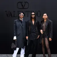 Valentino meramaikan Paris Fashion Week dengan koleksi apiknya untuk Spring/Sumer 2023. Bertajuk Unboxing, koleksi Valentino kali ini menampilkan masa depan fashion dengan nuansa monokrom (Valentino)