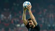 Penyerang Arsenal, Olivier Giroud melakukan selebrasi dengan mengangkat bola usai mencetak hattrick melawan Olympiakos di Stadion Georgios Karaiskakis, Piraeus, Yunani  (9/12). Arsenal menang atas Olympiakos dengan skor 3-0. (Reuters/Andrew Couldridge)