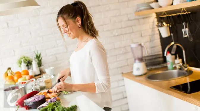 Coba ikuti cara tepat saat memasak dan menyajikan makanan ala chef profesional berikut ini. (Foto: iStockphoto)