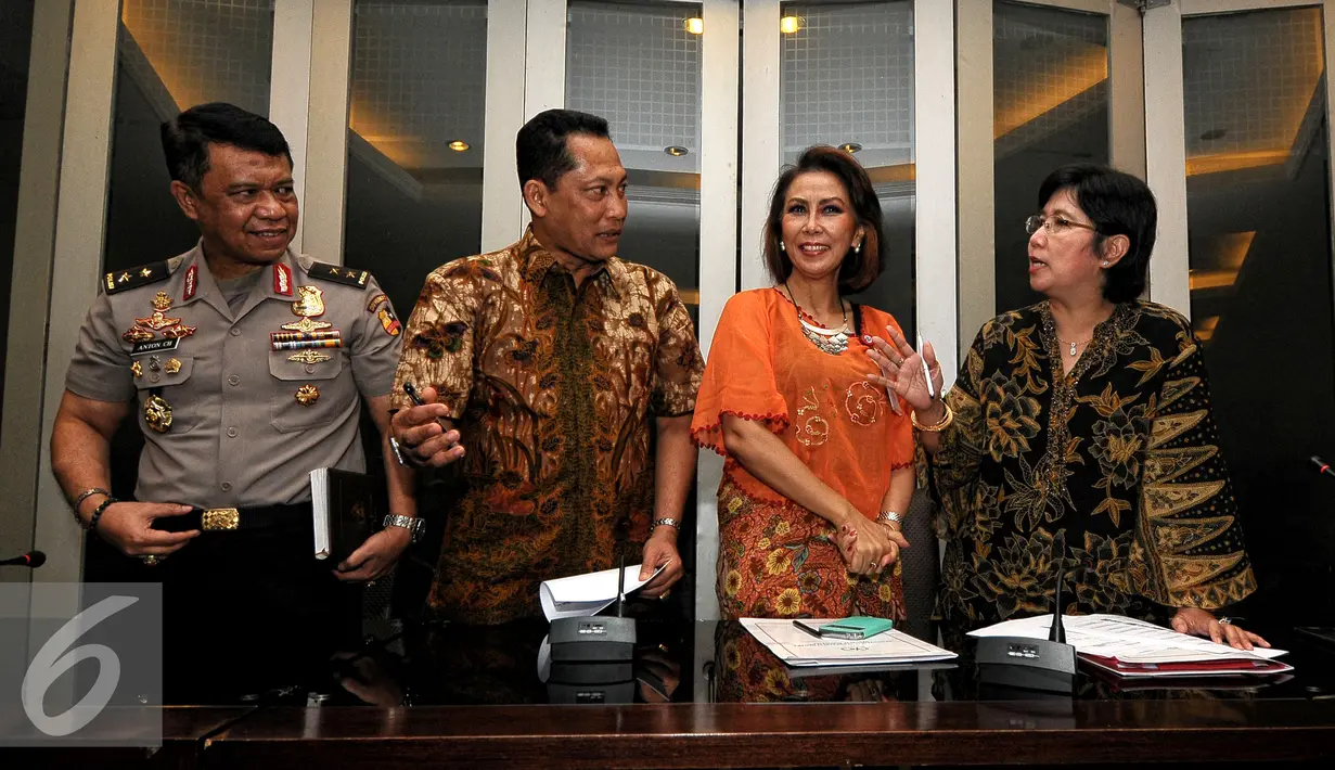 Kabareskrim dan Pansel KPK usai melakukan konferensi pers terkait rencana Pansel yang akan menggandeng Bareskrim untuk menelusuri rekam jejak Capim KPK yang lulus tahap III, Jakarta, Jumat (31/7/2015). (Liputan6.com/Yoppy Renato)
