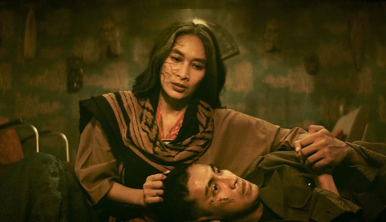 Ini foto di balik layar syuting Guna-Guna Istri Muda. Dalam film tersebut adik Adiba Khanza ini memerankan tokoh bernama Leo. 12 tahun terjun ke industri hiburan, akting apik Abidzar Al Ghifari banjir pujian. Lantaran kepiawaiannya dalam berakting, tak heran jika kemudian ia didapuk jadi pemeran utama di film remake Business Proposal garapan sutradara Rako Prijanto. (Liputan6.com/IG/@abidzar73)