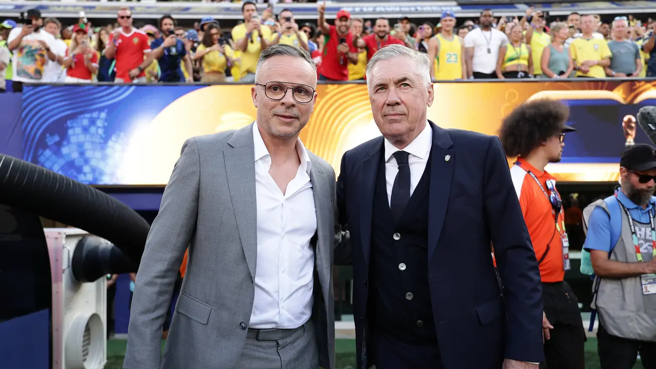 Pelatih Maroko Mohamed Ouahbi, kiri, berpose bersama pelatih Brasil Carlo Ancelotti
