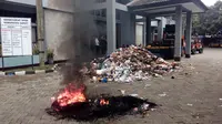Ratusan massa KMB menghadiahi Gedung DPRD dengan sampah satu truk sampah  (Liputan6.com/Jayadi Supriadin)