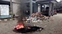 Hadiah Satu Truk Sampah untuk DPRD Garut