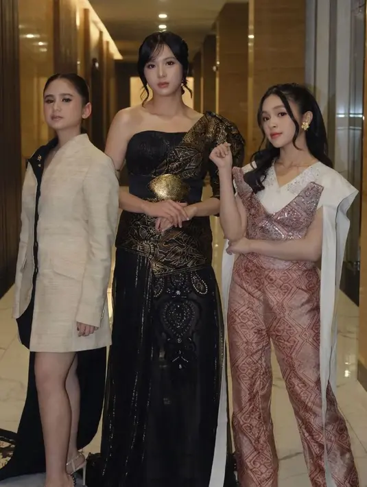 Tissa Biani tampil dengan kebaya janggan modifikasi warna beige dengan kerah hitam senada dengan bawahannya. Zee dengan gaun hitam dipadukan selendang batik. Dan Echa Aura mengenakan jumpsuit songket pink dipadukan atasan hitam. [@elsaajapasal]