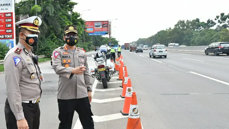 Kabag Ops Korlantas Polri Kombes Rudy Antariksawan memantau arus lalu lintas kendaraan pada arus balik libur tahun baru di ruas Tol Cikupa-Tanggerang, Banten