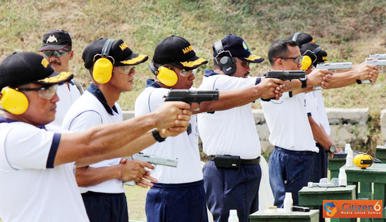 Citizen6, Surabaya: Usai melaksanakan jalan sehat, acara dilanjutkan dengan latihan menembak oleh para perwira Pasmar-1. (Pengirim: Diyat Akmal Thahar). 