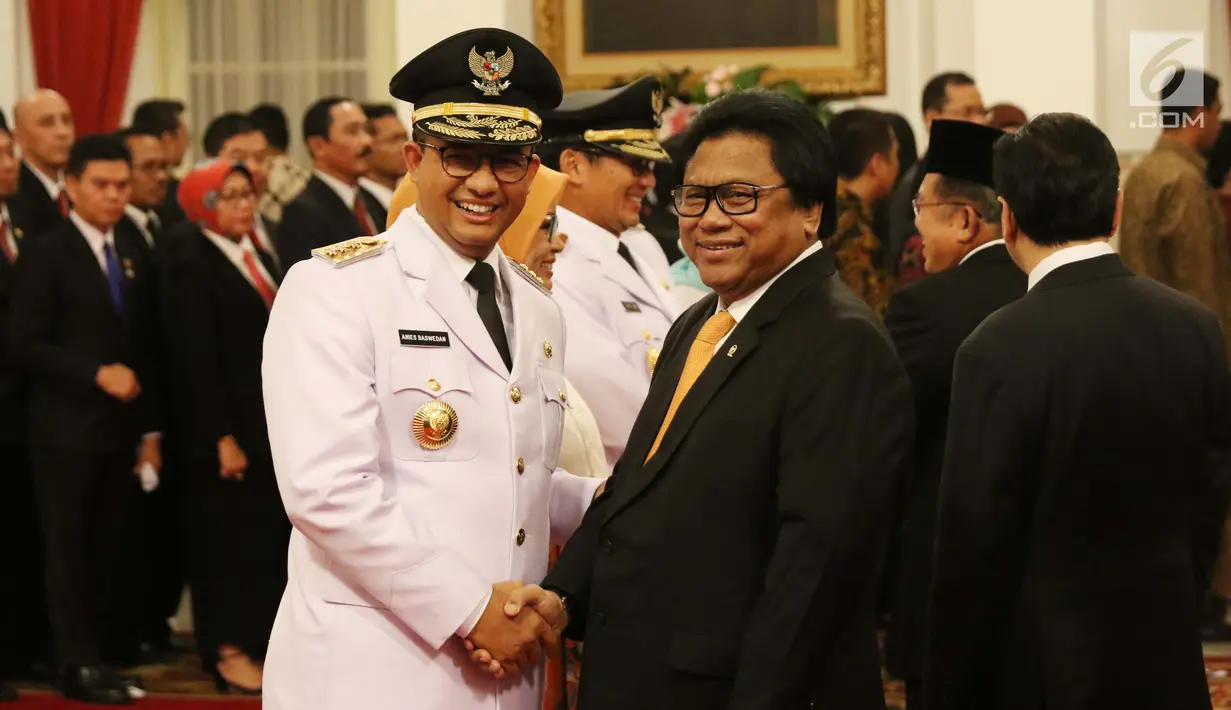 Ketua DPD Oesman Sapta Odang memberi ucapan selamat kepada Anies Baswedan usai pelantikan Gubernur dan Wakil Gubernur DKI Jakarta periode 2017-2022 di Istana Negara, Senin (16/10). (Liputan6.com/Angga Yuniar)