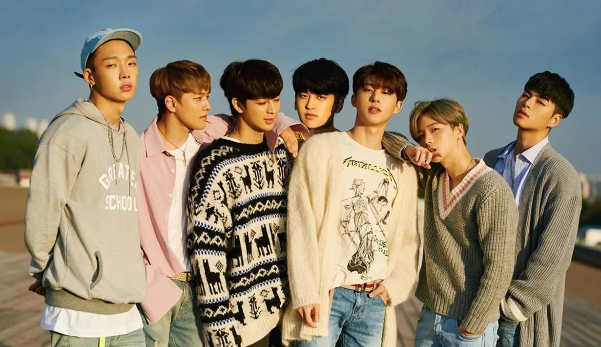 Memiliki gaya musik yang swag, tentunya hal itu terpancar dari para gaya pakaian personel iKON. Justru gaya santai inilah yang membuat para iKonic, sebutan penggemar iKON, semakin terpana. (Liputan6.com/Instagram/@withikonic)