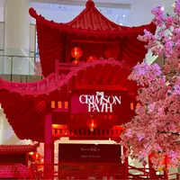 Perayaan Tahun Baru Imlek tak hanya identik dengan warna merah dan barongsai, tetapi juga sarat makna tentang perjalanan hidup, harapan, dan pembaruan. (Foto: Dok. Senayan City-The Crimson Path).