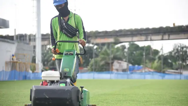 Rumput stadion Jakarta International Stadium (JIS)