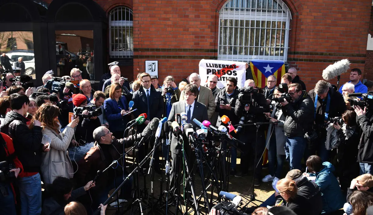 Mantan pemimpin Catalan, Carles Puigdemont memberi keterangan setelah dibebaskan di Neumuenster, Jerman, (6/4). Puigdemont ditahan 25 Maret saat menyeberang ke Jerman dari Denmark dalam perjalanannya ke Belgia. (Daniel Bockwoldt/dpa via AP)