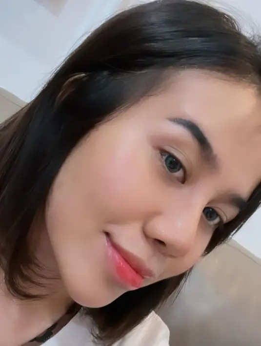 Meski sudah punya keinginan operasi, ia ternyata masih ragu karena takut Doddy Sudrajat tak mengijinkan. Nah rupanya Doddy mendukung keinginan Mayang itu. Kini perempuan 18 tahun itu tampak semakin mancung dan cantik. (Liputan6.com/IG/@mayaang.lucyaana)