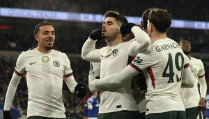 Gelandang Chelsea, Pedro Neto, merayakan gol yang dicetaknya ke gawang Cardiff City dalam laga perempat final Carabao Cup 2025/2026 di Cardiff City Stadium, Rabu (17/12/2025) dini hari WIB. Chelsea menang 3-1 dalam laga ini dan lolos ke semifinal. (Adrian Dennis / AFP)