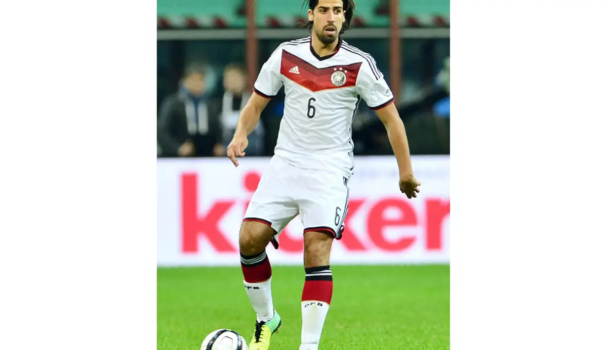 Sami Kheidira terlahir dari pemain Muslim yang taat. Pemain berusia 27 tahun asal Stuggart, Jerman ini bermain di klub raksasa Spanyol, Real Madrid. (AFP PHOTO/Giuseppe Cacace)