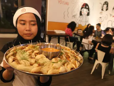 Pramusaji membawa makanan Jepang, vegetable bao di rumah makan Yoisho Ramen, Jakarta Selatan. Rumah makan yang berada di kawasan Gunawarman ini menyajikan menu ramen otentik. (Liputan6.com/Fery Pradolo)