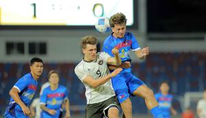 Penyerang Timnas Indonesia U-22, Mauro Nils Zijlstra (kiri depan) berebut bola atas dengan pemain Filipina, Noah River Leddel, pada laga perdana Grup C SEA Games 2025 di Stadion 700th Anniversary, Chiang Mai, Thailand, Senin (8/12/2025). Timnas Indonesia U-22 menutup laga perdana C SEA Games 2025 dengan kekalahan. (Bola.com/Bagaskara Lazuardi)