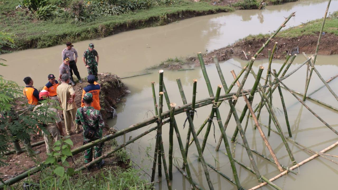 Warga bersama dengan BPBD, relawan, TNI dan Polri memperbaiki tanggul yang jebol di Sugihwaras, Kebumen. (Foto: Liputan6.com/BPBD Kebumen/Muhamad Ridlo)