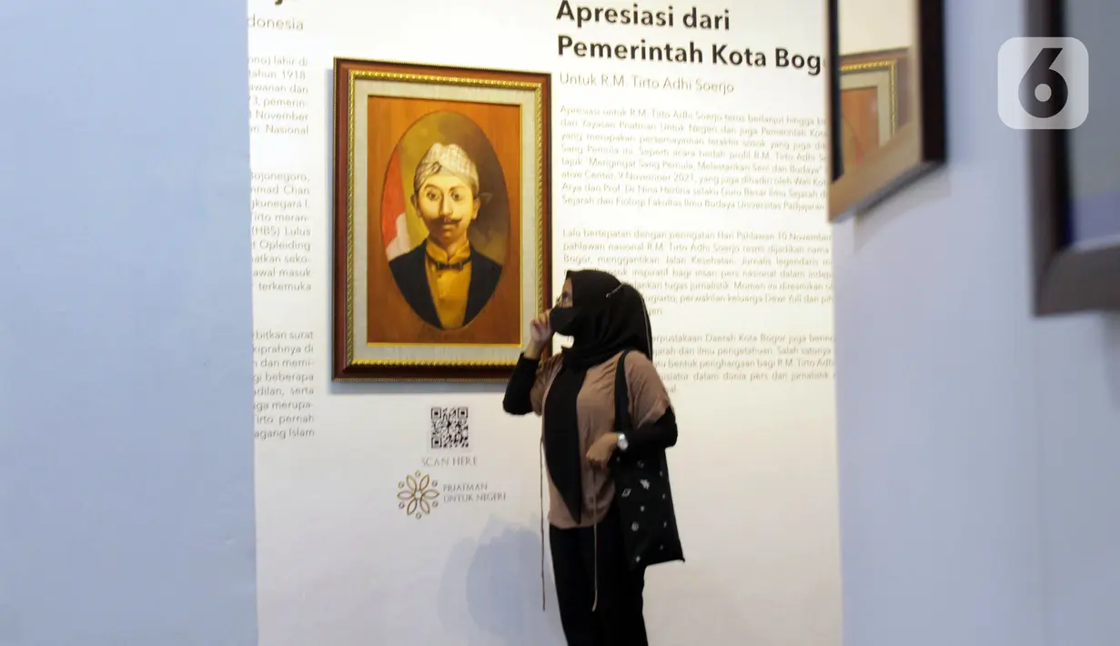 Pengunjung melihat karya di Perpustakaan dan Galeri Kota Bogor, Bogor, Jawab Barat, Senin (26/12/2022). Proyek yang merupakan hasil revitalisasi eks Gedung DPRD Kota Bogor itu baru mencapai 60 persen dan masih akan terus berkembang ke depannya. (Liputan6.com/Magang/Aida Nuralifa)