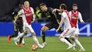 Striker Juventus, Cristiano Ronaldo, berusaha melewati pemain Ajax Amsterdam pada laga Liga Champions di Stadion Johan Cruyff, Rabu (10/4). Kedua tim bermain imbang 1-1. (AP/Martin Meissner)
