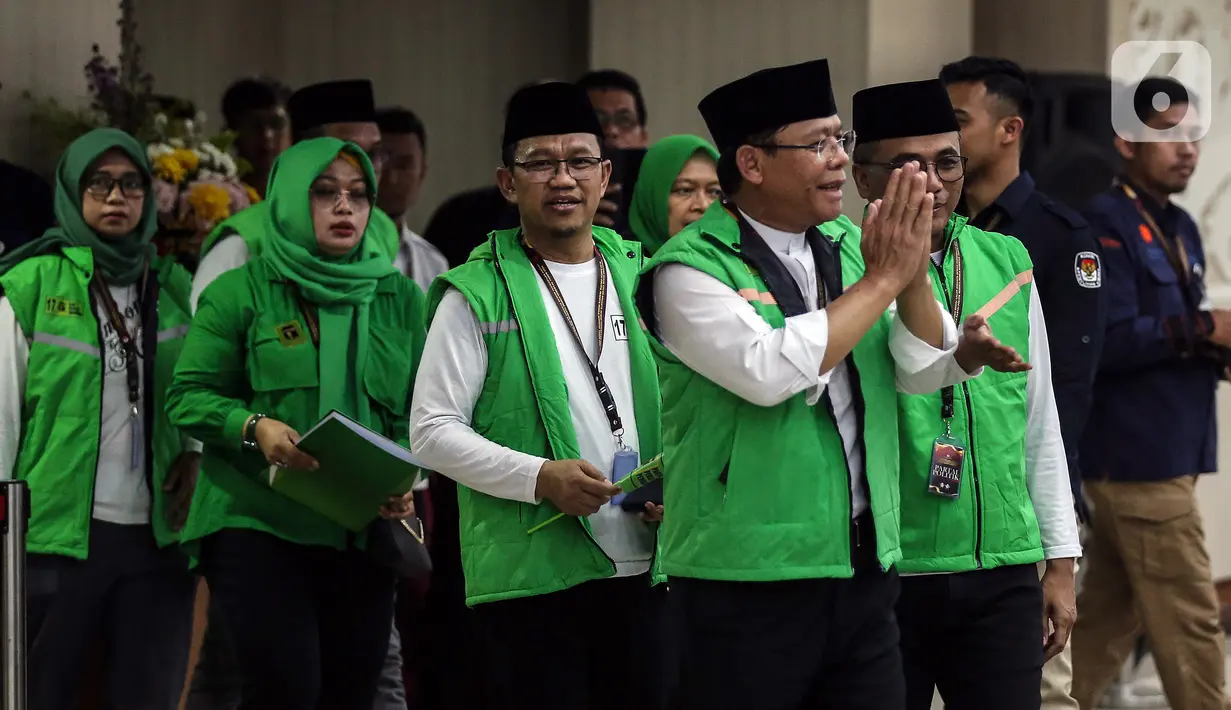 Iring-iringan hanya dimeriahkan suara musik dari drum band. (Liputan6.com/Johan Tallo)