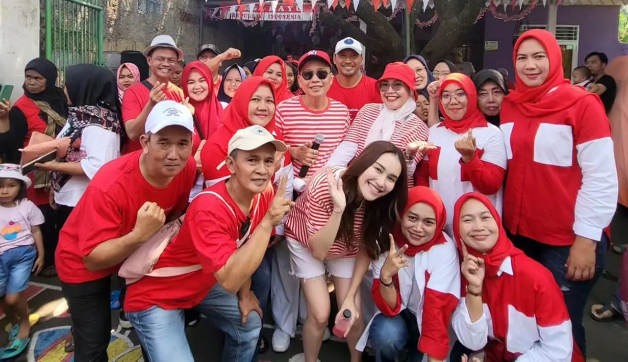 Ini momen kebersamaan Ayu Ting Ting bersama warga sekitar rumahnya. Presenter sekaligus pedangdut satu ini pun tampak begitu santai bergabung dengan warga. (Liputan6.com/IG/@ayutingting92)
