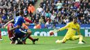 Pemain Leicester, Jamie Vardy, berusaha menaklukkan kiper Southampton, Fraser Forster, dalam laga Liga Inggris di Stadion King Power, Leicester, Minggu (3/4/2016). (AFP/Ben Stansall)