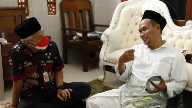 Gubernur Jawa Tengah Ganjar Pranowo bertemu dengan tokoh ulama Gus Baha