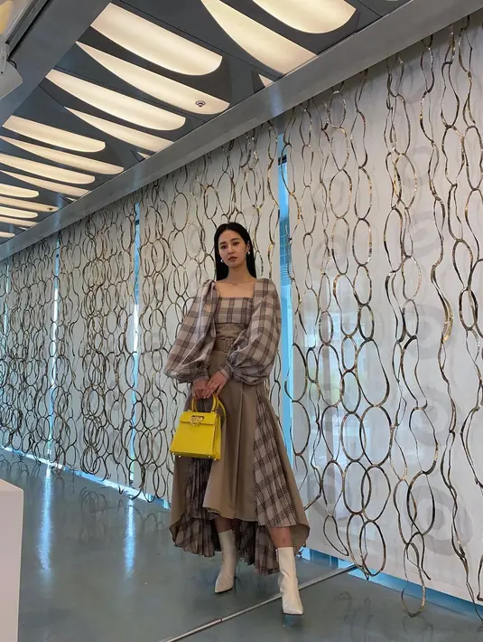 <p>Long dress dengan warna netral, outfit Yuri SNSD cocok untuk acara formal. (@yulyulk)</p>