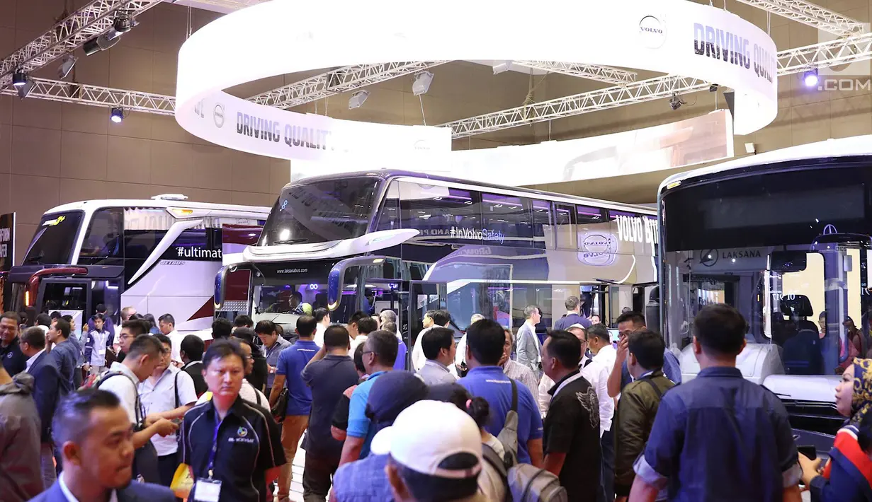 Pengunjung mengamati berbagai kendaraan yang dipajang dalam pameran Indonesia Classic N Unique Bus 2019 di JIExpo Kemayoran, Jakarta, Rabu (20/3). Pameran ini berlangsung pada 20-22 Maret 2019. (Liputan6.com/Immanuel Antonius)