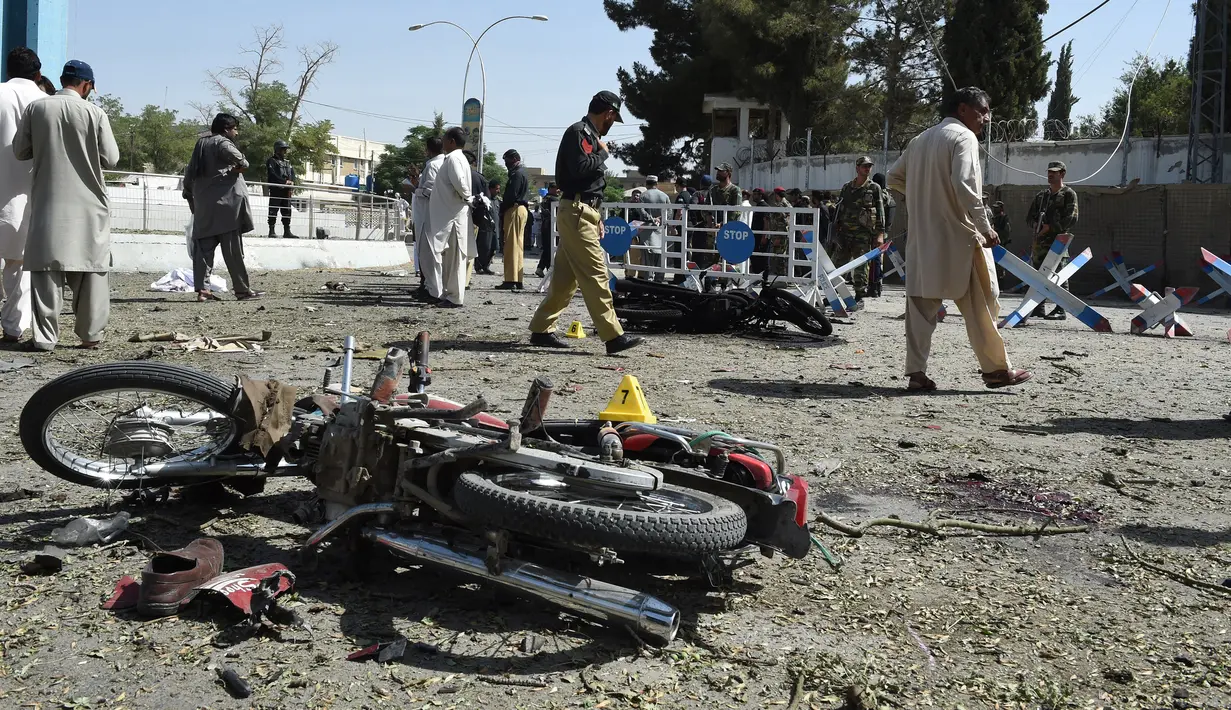 Pasukan keamanan memeriksa lokasi ledakan bom mobil di dekat kantor kepala kepolisian di Quetta, bagian barat-daya Pakistan, Jumat (23/5). Bom berdaya ledak cukup kuat itu ditanam di dalam sebuah mobil. (BANARAS KHAN/AFP)