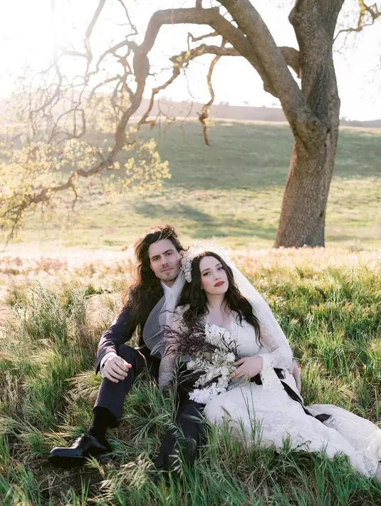 Pernikahan Kat Dennings dan Andrew W.K berlangsung di halaman belakang rumah mereka di Los Angeles. [@katdenningsss]