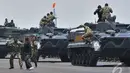 Prajurit wanita memperlihatkan aksi tempur dengan tangan kosong  saat perayaan HUT TNI ke-69, Surabaya, Senin (7/10/2014) Surabaya (Liputan6.com/Johan Tallo)