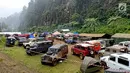 Pemilik dan pecinta Land Rover yang tergabung dalam Indonesia Land Rover United (ILRU) ketika menggelar kamping bersama di kaki Gunung Gede Pangrango, Bogor, Jawa Barat, Sabtu (22/12). Kegiatan digelar setiap 2 tahun sekali. (Liputan6.com/Pool/ILRU)