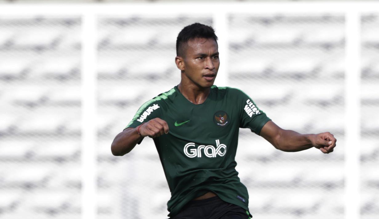 Striker Timnas Indonesia U-23, Osvaldo Haay, saat melawan Semen Padang pada laga ujicoba di Stadion Madya, Jakarta, Selasa (12/3). Keduanya bermain imbang 2-2. (Bola.com/Vitalis Yogi Trisna)