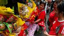 Sebuah toko bunga menjual buket snack dan bunga segar sehari sebelum Valentine Day di pasar bunga Manila, Filipina, Rabu (13/2). Sudah tradisi di seluruh dunia, setiap hari valentine identik dengan pemberian bunga atau coklat. (AP Photo/Bullit Marquez)