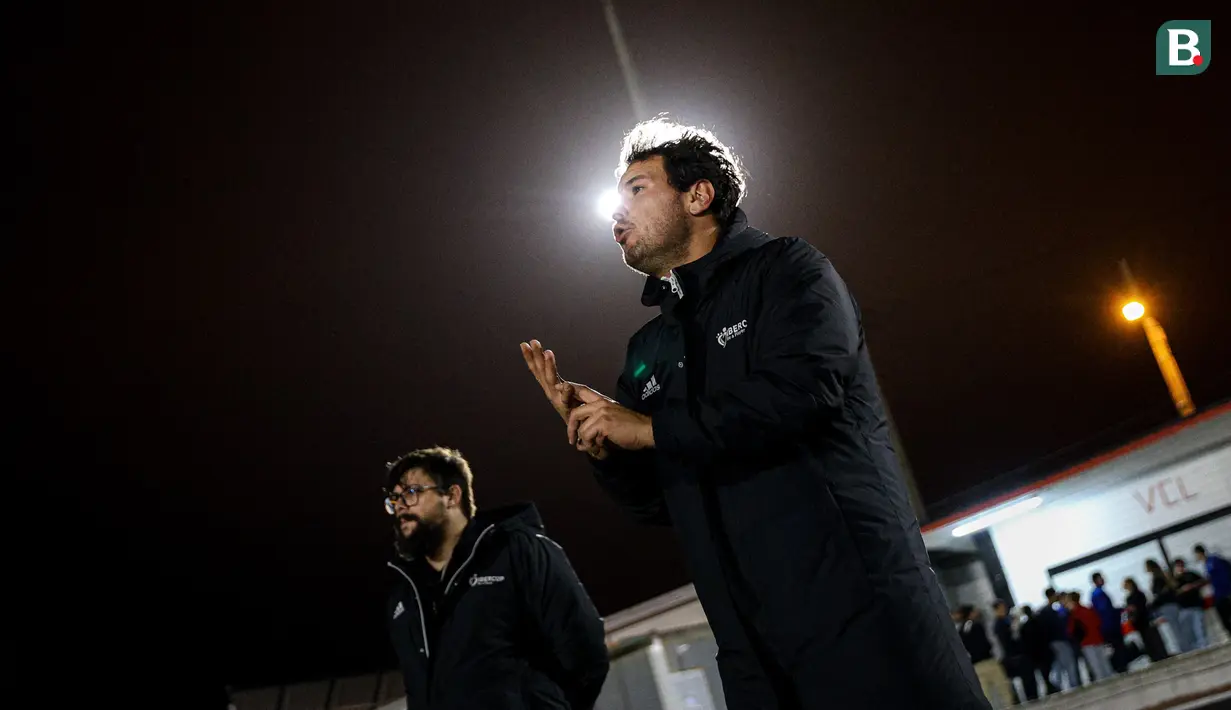 Pelatih Victoria Clube de Lisboa, Miguel Saragaco, memberikan arahan kepada para pemain Korea-Korea Selecao di lapangan milik Victoria Clube de Lisboa, Portugal. (24/11/2024). (Bola.com/Bagaskara Lazuardi)