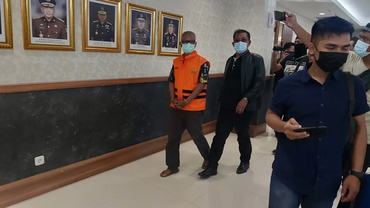 Buronan korupsi yang pernah menjadi karyawan PT Inhutani IV Indragiri Hilir saat digiring petugas Kejati Riau.