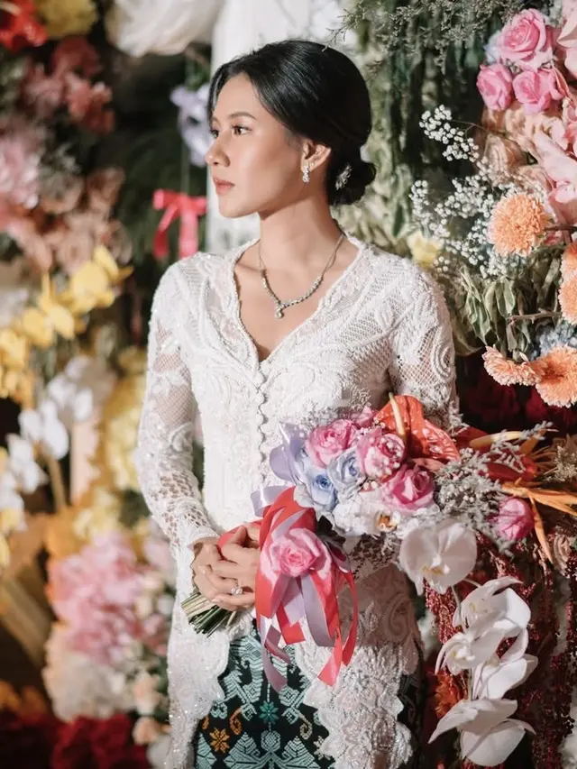 Kebaya Pilihan Shenina Cinnamon dari lamaran hingga pernikahannya. [@sheninacinnamon]